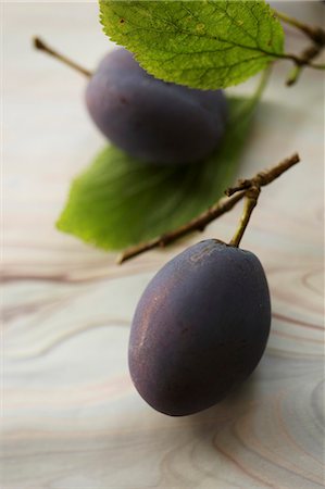 simsearch:659-07959622,k - Plums with leaves Stockbilder - Premium RF Lizenzfrei, Bildnummer: 659-06494029