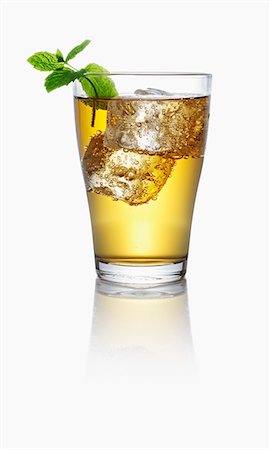 simsearch:659-06494046,k - Apple juice spritzer with ice cubes and mint Photographie de stock - Premium Libres de Droits, Code: 659-06494034