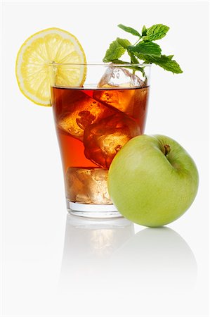 simsearch:659-06493953,k - Ice tea with apple Photographie de stock - Premium Libres de Droits, Code: 659-06494041