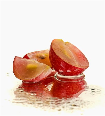 Sliced red grapes on a mirror Foto de stock - Sin royalties Premium, Código: 659-06494086