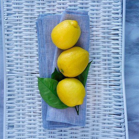 simsearch:659-07609943,k - Three lemons on a blue cloth Photographie de stock - Premium Libres de Droits, Code: 659-06494107