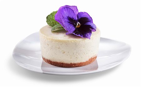 Mini French Vanilla Cheesecake with Purple Flower Garnish Stockbilder - Premium RF Lizenzfrei, Bildnummer: 659-06494125