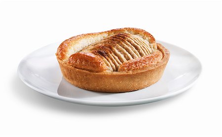 simsearch:659-06493946,k - Mini Apple Tart; White Background Photographie de stock - Premium Libres de Droits, Code: 659-06494127