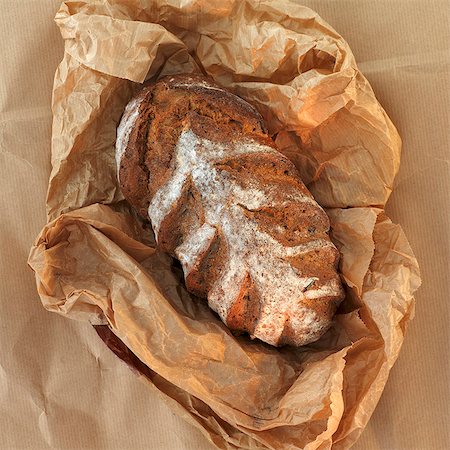 rustic bread - A loaf of bread on brown paper Foto de stock - Sin royalties Premium, Código: 659-06494145