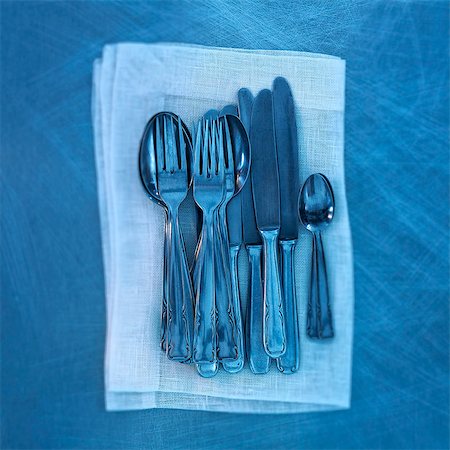 Old cutlery on a linen napkin in blue Photographie de stock - Premium Libres de Droits, Code: 659-06494143
