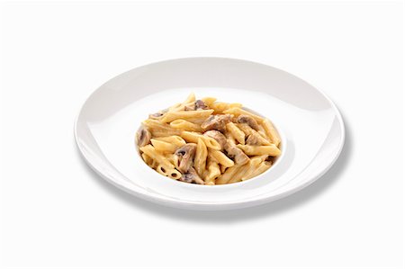 simsearch:659-06495240,k - Penne with mushrooms and a creamy sauce Foto de stock - Sin royalties Premium, Código: 659-06494206