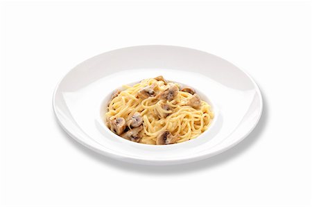 simsearch:659-06494210,k - Spaghetti with mushrooms and a creamy sauce Foto de stock - Sin royalties Premium, Código: 659-06494207