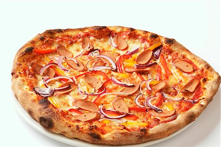 pizza - A sausage, pepper and onion pizza Photographie de stock - Premium Libres de Droits, Code: 659-06494229