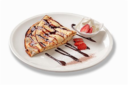 simsearch:659-06373808,k - Crepes with hazelnuts, chocolate, strawberries and soft-serve ice cream Photographie de stock - Premium Libres de Droits, Code: 659-06494245