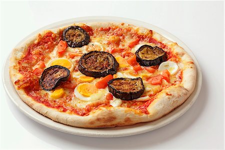 simsearch:659-06494199,k - A grilled aubergine and egg pizza Photographie de stock - Premium Libres de Droits, Code: 659-06494241