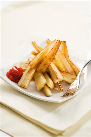 Yucca Fries with Ketchup Fotografie stock - Premium Royalty-Free, Codice: 659-06494257