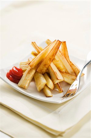 simsearch:659-03535560,k - Yucca Fries with Ketchup Foto de stock - Sin royalties Premium, Código: 659-06494257