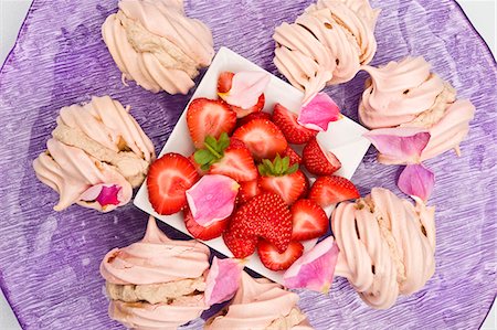 summer dessert - Meringues filled with chestnut cream and fresh strawberries on a purple plate Foto de stock - Sin royalties Premium, Código: 659-06494265