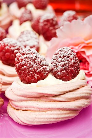 Pink meringues with cream and fresh raspberries Foto de stock - Sin royalties Premium, Código: 659-06494275