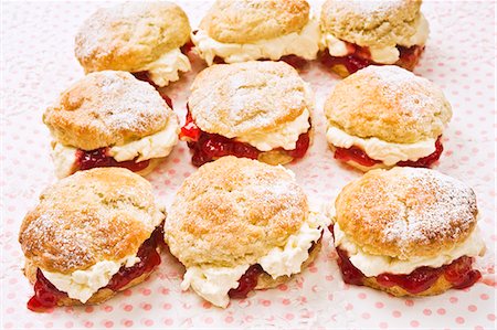 scone - Nine scones with raspberry jam and cream Photographie de stock - Premium Libres de Droits, Code: 659-06494270