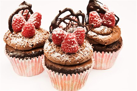 Chocolate cupcakes with raspberries and chocolate decoration Photographie de stock - Premium Libres de Droits, Code: 659-06494273