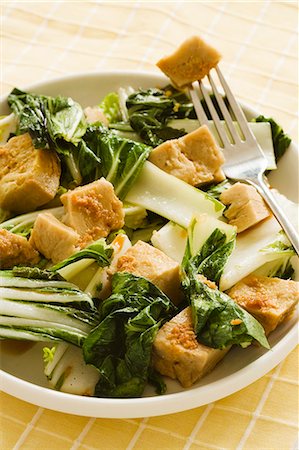 simsearch:659-07959731,k - Tofu and Bok Choy Salad Photographie de stock - Premium Libres de Droits, Code: 659-06494341