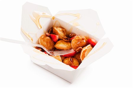 simsearch:659-01862919,k - Mini Pancakes with Strawberries and Syrup in a Take Out Container Foto de stock - Sin royalties Premium, Código: 659-06494343