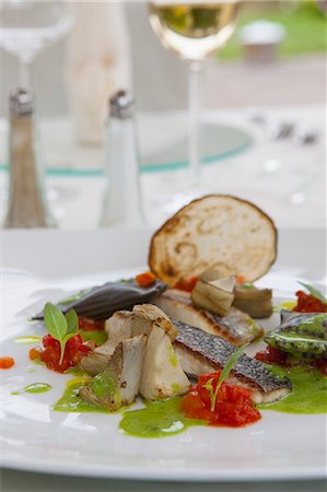 Gilthead bream with aubergine ravioli and herb sauce Foto de stock - Sin royalties Premium, Código: 659-06494377