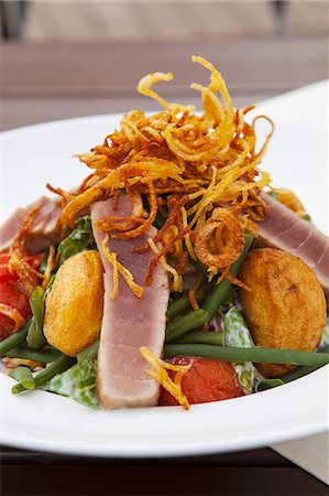 simsearch:659-09124173,k - Roast potato, fried tuna, green beans and braised tomato salad Fotografie stock - Premium Royalty-Free, Codice: 659-06494380