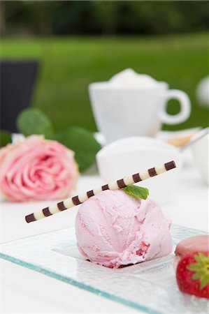 strawberry recipe - Strawberry ice cream with a chocolate stick Stock Photo - Premium Royalty-Free, Code: 659-06494382