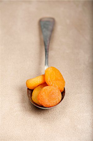 Dried apricots on a spoon Foto de stock - Sin royalties Premium, Código: 659-06494488