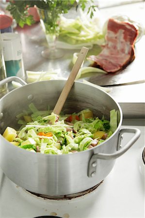 simsearch:659-06187979,k - Soup vegetables in a pot Foto de stock - Sin royalties Premium, Código: 659-06494494