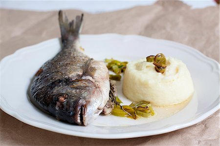 simsearch:659-06152995,k - Fried sea bream with parsnip puree Photographie de stock - Premium Libres de Droits, Code: 659-06494539