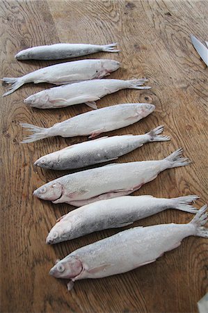 simsearch:632-05604437,k - Whitefish dusted in flour, ready to fry Foto de stock - Sin royalties Premium, Código: 659-06494530
