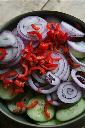 Onion rings, cucumber slices and chillis Photographie de stock - Premium Libres de Droits, Code: 659-06494531