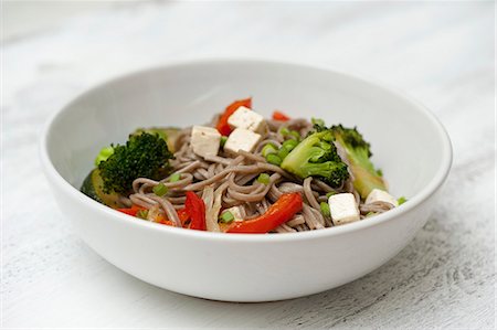simsearch:659-06307836,k - Soba noodles with vegetables Photographie de stock - Premium Libres de Droits, Code: 659-06494559
