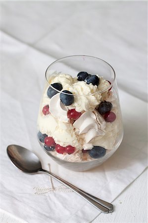 Meringue with berries Stockbilder - Premium RF Lizenzfrei, Bildnummer: 659-06494550