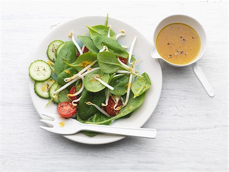 salat - Spinach salad with bean sprouts, tomatoes and cucumber Stockbilder - Premium RF Lizenzfrei, Bildnummer: 659-06494598