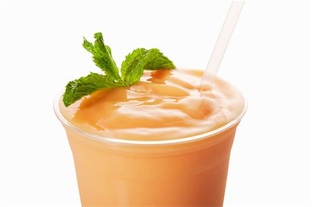 plastikbecher - Mango Shake in a Plastic Cup with a Straw; White Background Stockbilder - Premium RF Lizenzfrei, Bildnummer: 659-06494601