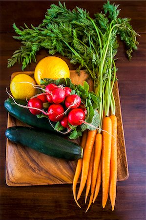 Fresh Whole Vegetables on a Cutting Board Stock Photo - Premium Royalty-Free, Code: 659-06494692