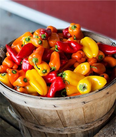 Basket of Fresh Muliti-Colored Peppers Foto de stock - Sin royalties Premium, Código: 659-06494700