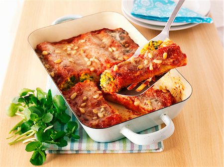 pasta gratin - Cannelloni with pine nuts Stock Photo - Premium Royalty-Free, Code: 659-06494716