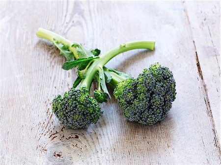 simsearch:659-03533806,k - Broccoli on a wooden surface Foto de stock - Sin royalties Premium, Código: 659-06494711