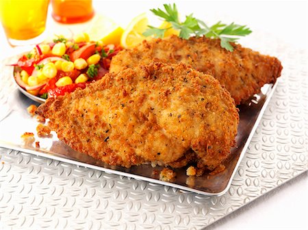 frittiert - Breaded chicken breast with salsa Photographie de stock - Premium Libres de Droits, Code: 659-06494734