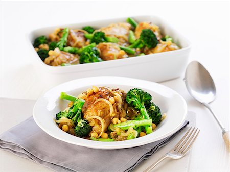 simsearch:659-07598473,k - Chicken with broccoli, onions and chickpeas Stock Photo - Premium Royalty-Free, Code: 659-06494730