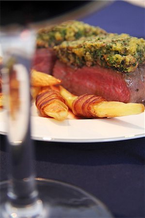 simsearch:659-06495302,k - Beef fillet with a herb crust and melon wrapped in bacon Foto de stock - Sin royalties Premium, Código: 659-06494755