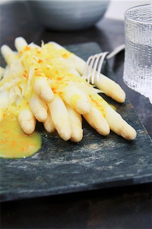 Asparagus with turmeric butter sauce and pomelo Stock Photo - Premium Royalty-Free, Code: 659-06494756