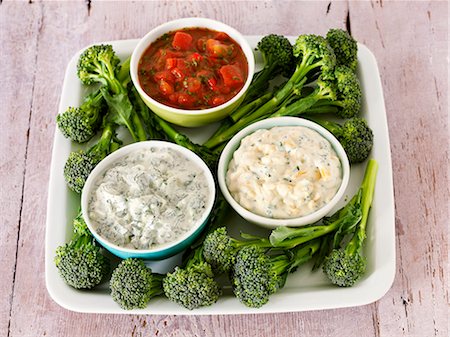 Broccoli and three different dips Photographie de stock - Premium Libres de Droits, Code: 659-06494753