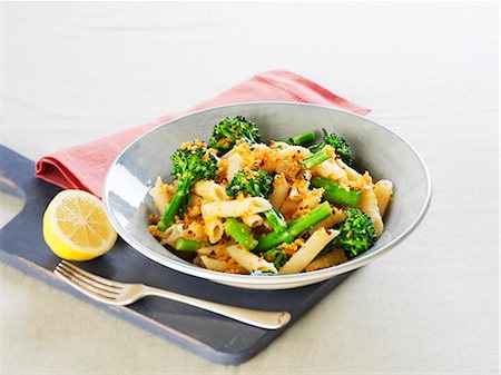 Penne with broccoli Foto de stock - Sin royalties Premium, Código: 659-06494789