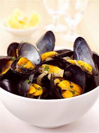 simsearch:659-03534608,k - Steamed mussels with onions and herbs Fotografie stock - Premium Royalty-Free, Codice: 659-06494780