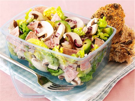 Mixed leaf salad with sausages, mushrooms and avocados in a plastic container Stockbilder - Premium RF Lizenzfrei, Bildnummer: 659-06494781