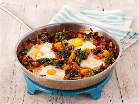 fried egg and pepper - Fried eggs with broccoli and pepper in a pan Foto de stock - Sin royalties Premium, Código: 659-06494782