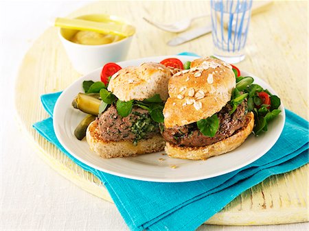 simsearch:659-06902120,k - Hamburgers with lettuce, mustard and gherkins Stockbilder - Premium RF Lizenzfrei, Bildnummer: 659-06494783