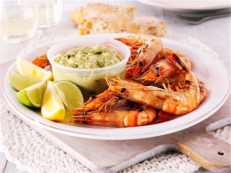 seafood not people - Grilled king prawns with guacamole Photographie de stock - Premium Libres de Droits, Code: 659-06494804