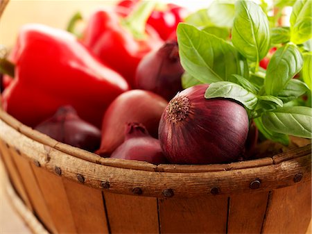 simsearch:659-06495282,k - Red onions, peppers and basil in a wooden basket Photographie de stock - Premium Libres de Droits, Code: 659-06494809